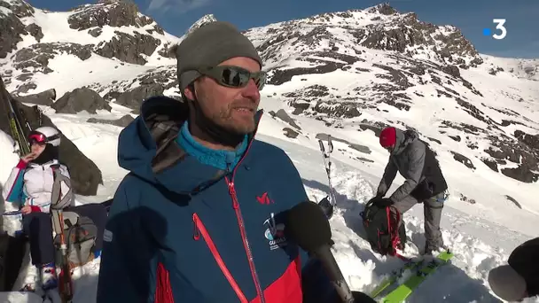A Val Thorens, en Savoie les guides de haute montagne initient à la sécurité en ski de randonnée