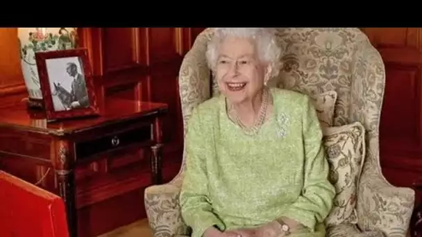 La reine ignore les problèmes de santé et se met au travail en photo pour marquer le jubilé de plati