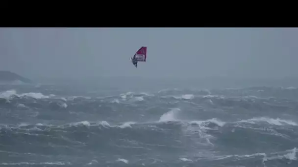 Windsurfer en pleine tempête force 10 !