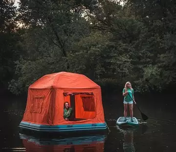 Dormir au milieu d'un lac dans une tente flottante, ça vous dit ?