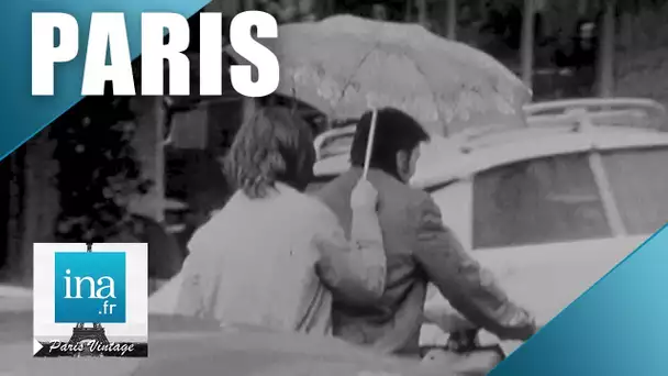 1970 : Les parisiens sous la pluie | Archive INA