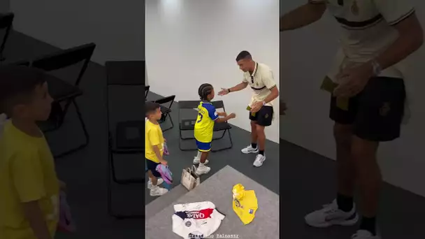 😂 Cristiano Ronaldo apprend au fils de Kim Kardashian à faire le « Siuu » ! #shorts