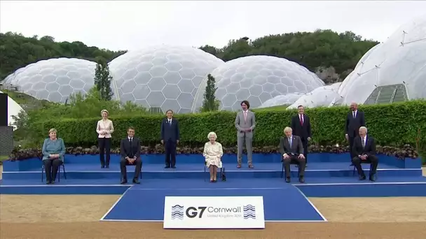 "Êtes-vous censés avoir l'air de vous amuser?": quand Elizabeth II ironise en pleine photo au G7