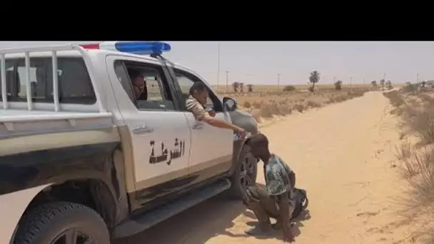 Des migrants secourus dans le désert à la frontière entre la Libye et la Tunisie