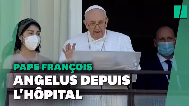 Le pape salue les fidèles depuis un balcon de son hôpital, une semaine après son opération