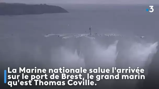 La Marine nationale salue l'arrivée sur le port de Brest, le grand marin qu'est Thomas Coville.