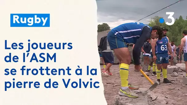 Quand les joueurs de rugby de l’ASM Clermont Auvergne se frottent à la pierre de Volvic
