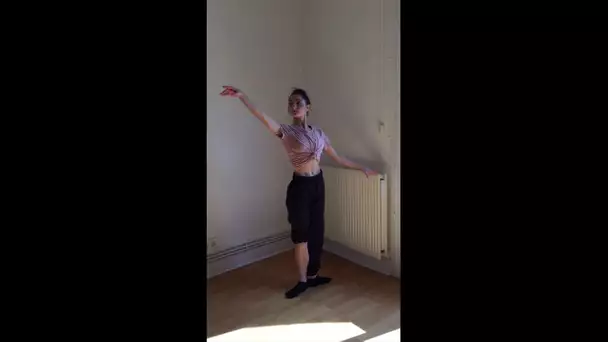 En confinement, la danseuse classique toulousaine Marine Pellerin suit des cours en ligne.