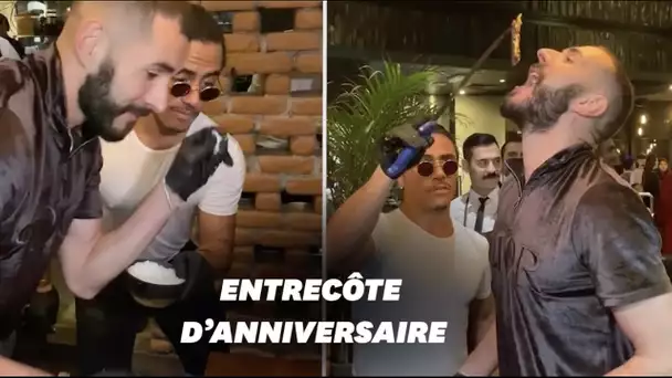 Karim Benzema coupe une entrecôte à la feuille d'or chez Salt Bae