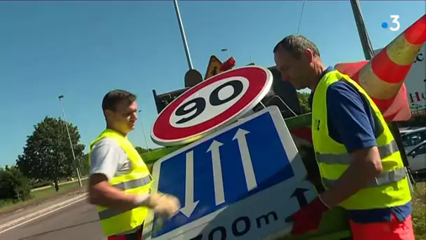 François Sauvadet pose le premier panneau 80 km/h à Couchey