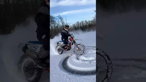 Moto dans la neige ! 😍❄️ #moto