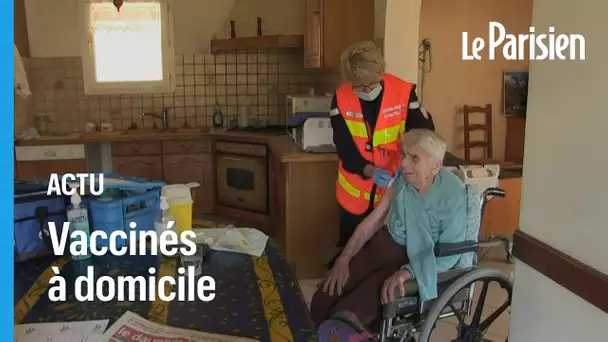 Dans les villages isolés, les pompiers vaccinent à domicile