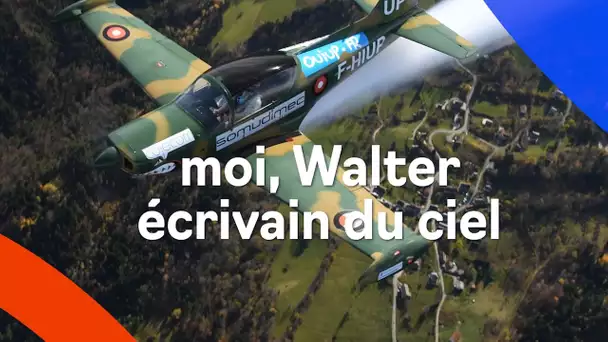Walter, unique "skywriter" de France, laisse des messages dans le ciel avec son avion