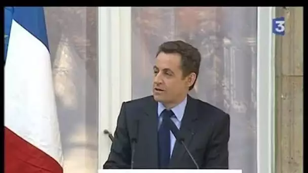 Passation de pouvoir, Nicolas Sarkozy quitte l'Intérieur pour "changer de trottoir"