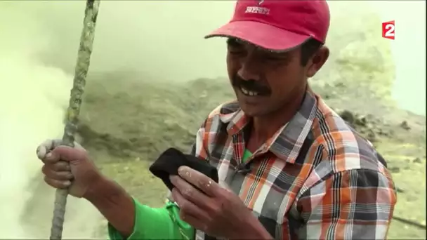 Volcans du monde : 'le cratère vert', Kawah Ijen en Indonésie