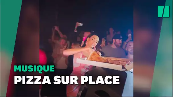 Katy Perry balance des pizzas à ses fans en boîte de nuit à Las Vegas
