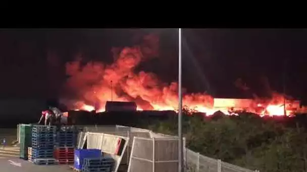5 000 m2 de bâtiments industriels ravagés par un énorme incendie près de Toulouse