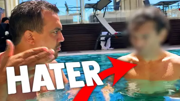 J’ATTRAPE UN HATER A LA PISCINE