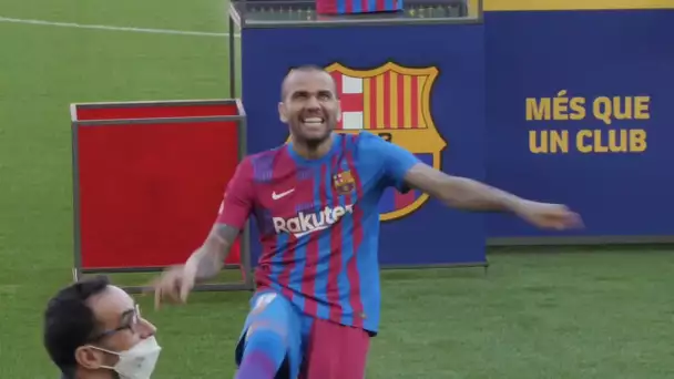 🇪🇸 FC Barcelone ✨ En tongs, pieds nus puis en crampons : le show Alves au Camp Nou !