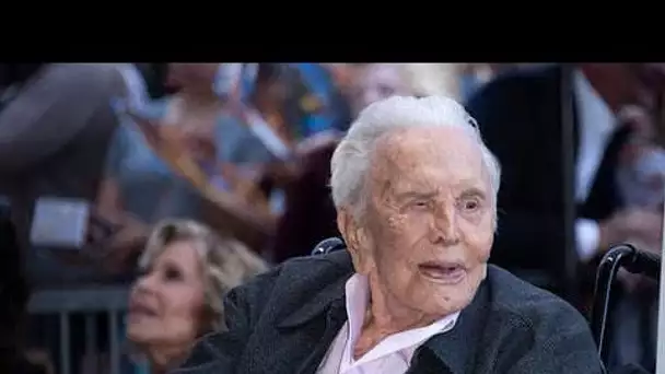 Obsèques de Kirk Douglas  Michael Douglas et Catherine Zeta Jones soudés pour un dernier hommage