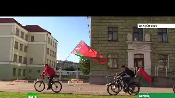 Minsk : les partisans de Loukachenko manifestent à vélo