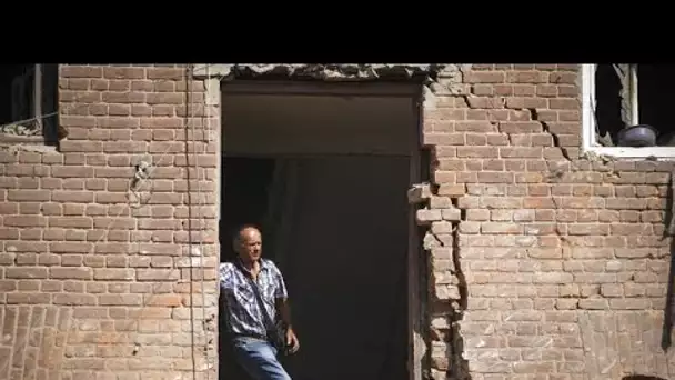 Des civils ukrainiens retrouvent leur maison entièrement détruite des frappes