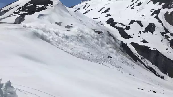 Dynamitage de la corniche de neige du Col du Glandon