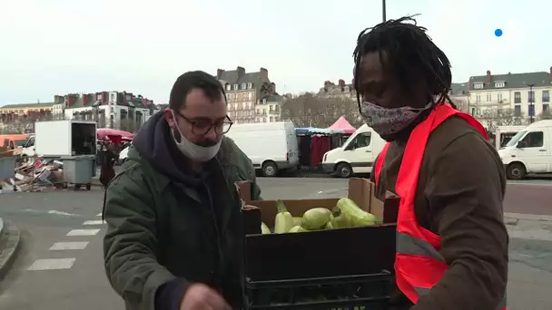 Tinhï Kmou, une association nantaise qui fait de la récupération alimentaire sur les marchés.