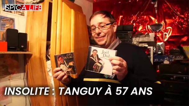 À 57 ans, il vit toujours chez maman !