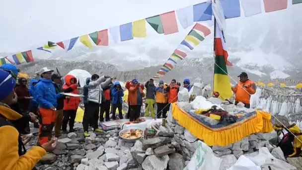 Un alpiniste népalais gravit l'Everest pour la 25ème fois, un record mondial