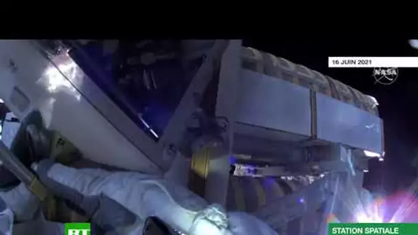 Les astronautes Thomas Pesquet et Shane Kimbrough installent un panneau solaire dans le vide spatial