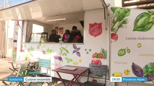 A Marseille la fondation de l'Armée du Salut aménage un camion cuisine solidaire