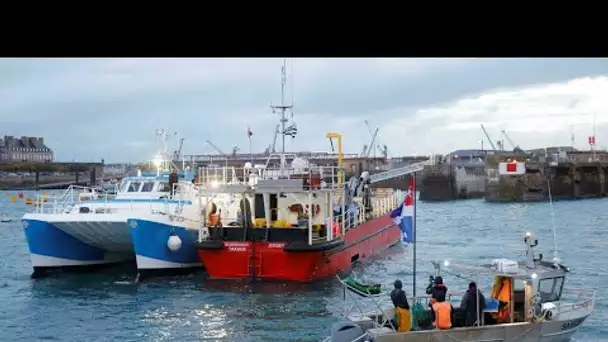 Licences de pêche post-Brexit : les pêcheurs français bloquent l'accès au tunnel sous la Manche