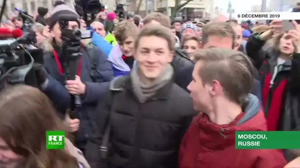 Une foule de partisans exprime son soutien à Egor Joukov, étudiant russe condamné pour extrémisme