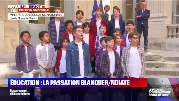 Des choristes reprennent un tube d'Abba pour le départ de Jean-Michel Blanquer