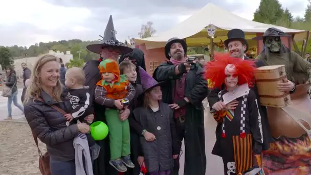 En famille, dans un parc d'attraction déguisé pour Halloween