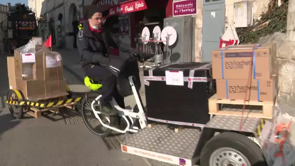 Un triporteur pour les livraisons, quand le vélo remplace les camions à La Rochelle