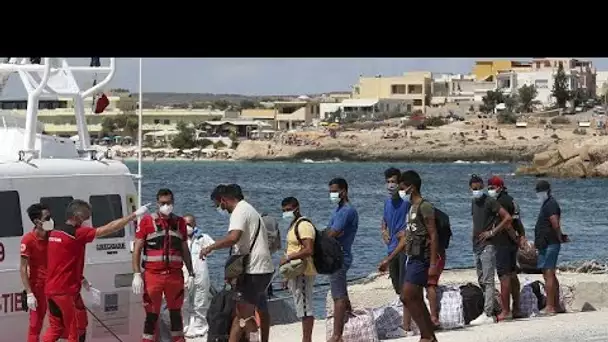 Plusieurs centaines de migrants transférés de l'île de Lampédusa vers un ferry