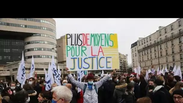 Justice : A Paris, des centaines de magistrats manifestent pour réclamer des moyens