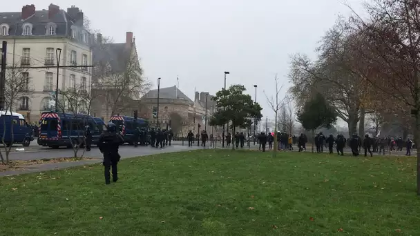 Manifestation du 5 décembre à Nantes : les forces de l'ordre au Miroir d'eau