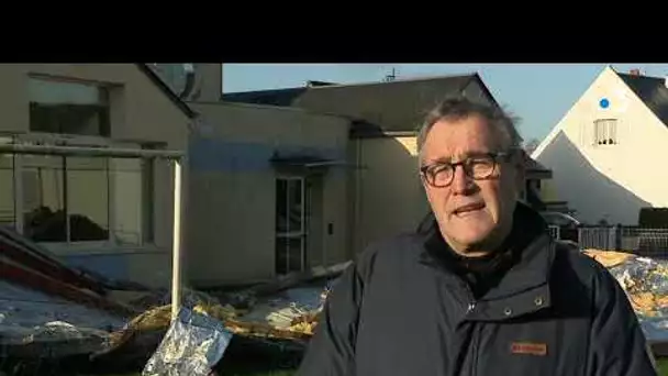Pres de Fougères, la tempete Dennis emporte un pan du toit de l'école