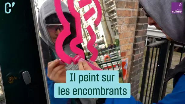 Cet artiste peint sur les encombrants et les offre à ses abonnés