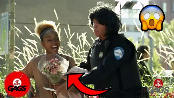 Le policier est pris en train de flirter | Juste Pour Rire les Gags