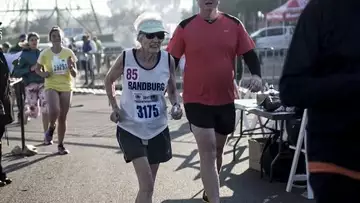 A 85 ans, elle court le semi-marathon en à peine deux heures !