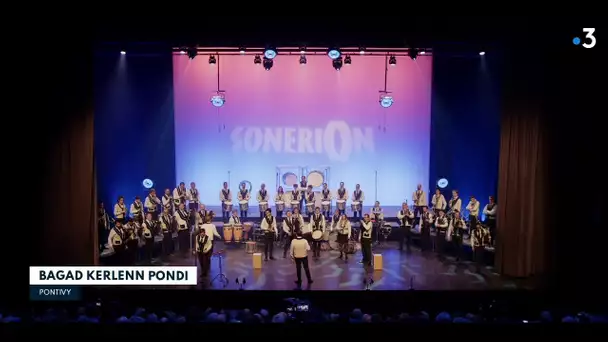 Prestation du Bagad Kerlenn Pondi au Championnat national des bagdoù 2023 à Saint-Brieuc