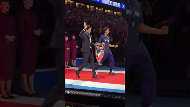 Marquinhos et le Président dévoilent le trophée au Parc des Princes 🏆