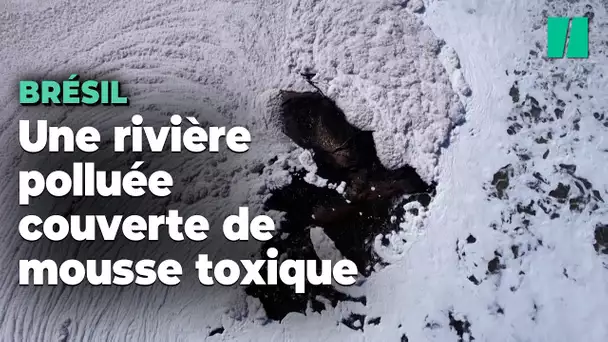 Cette rivière brésilienne polluée s’est recouverte d’une mousse blanche malodorante