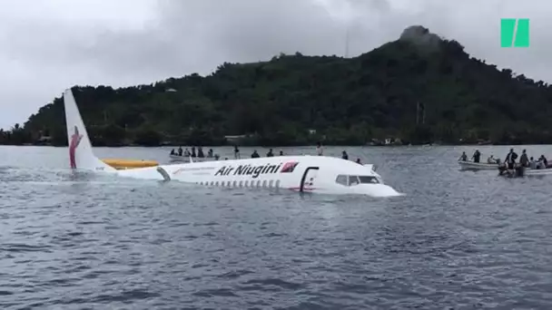 Un avion de ligne plonge dans un lagon du Pacifique