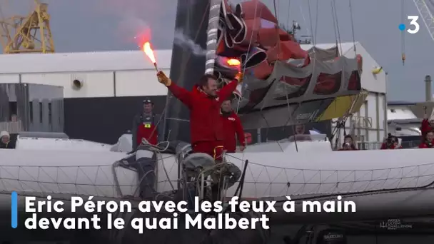 Eric Péron avec les feux à main devant le quai Malbert