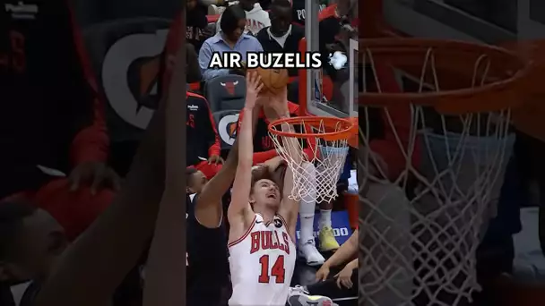 Buzelis double clutch dunk!